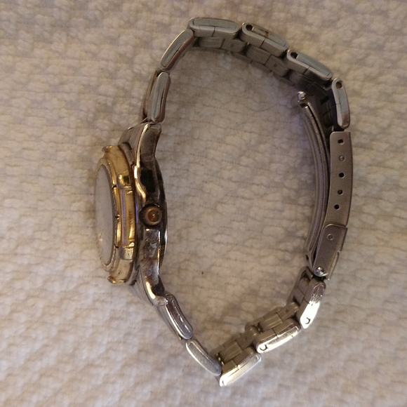 GUC Guess waterproof silver and gold chain link watch. - Picture 9 of 9